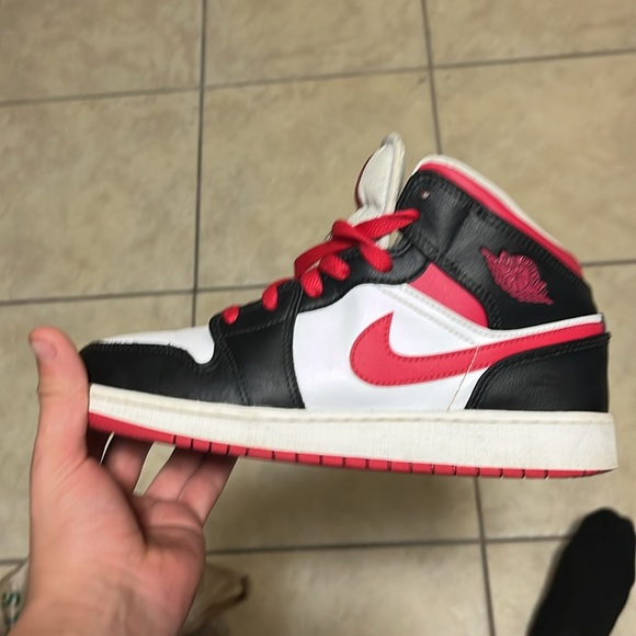 Jordan 1s red and white and black mid condition can easily wash them REAL 1s - Picture 3 of 4
